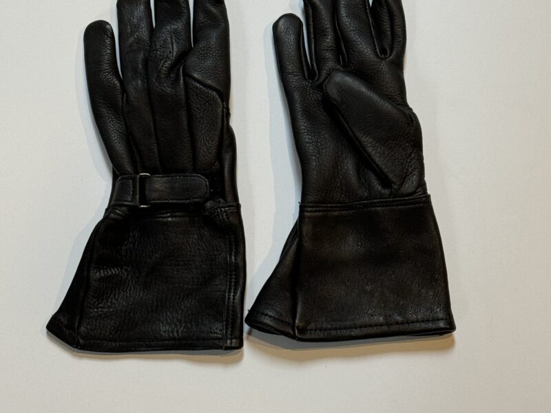 Women's gauntlet gloves